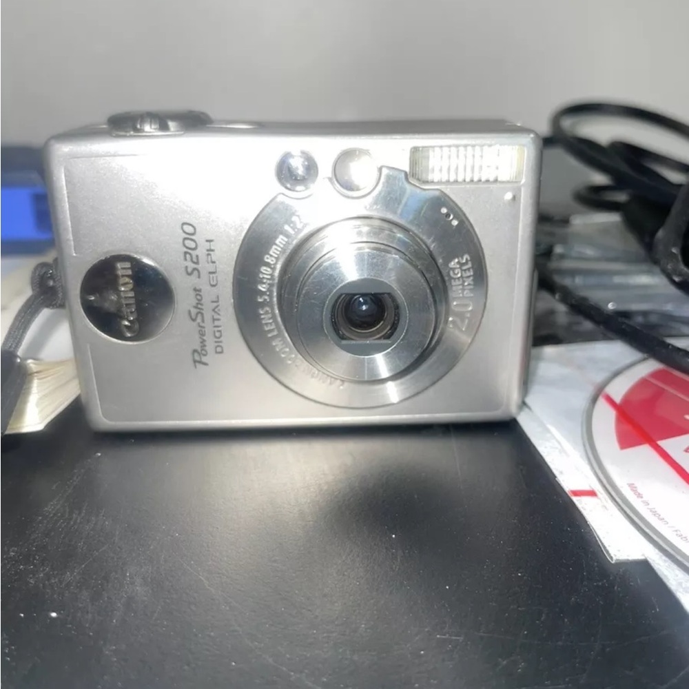 Canon PowerShot ELPH SD500 7.1MP Digital Camera Silver / Battery & Charger